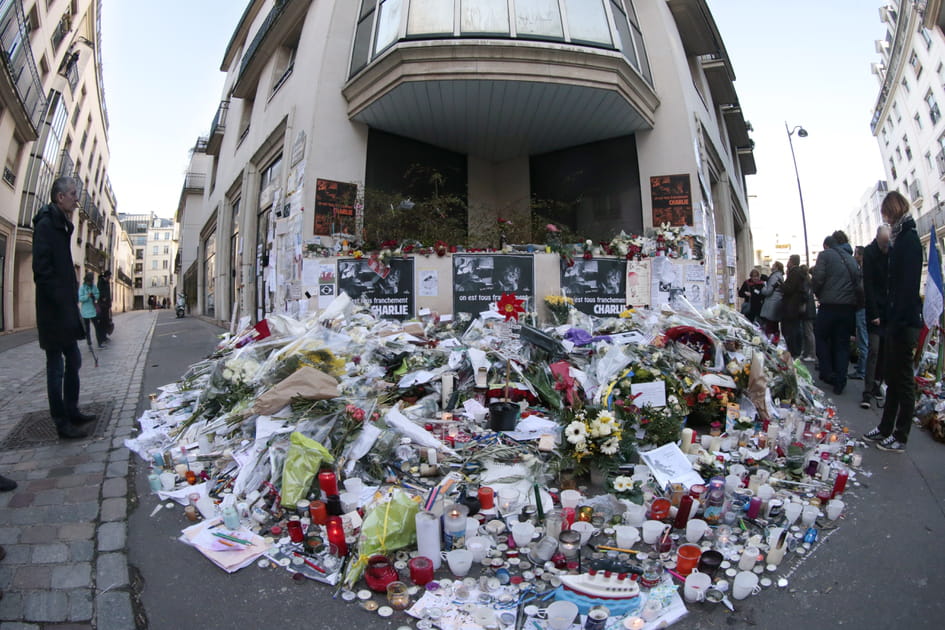 Devant les locaux de Charlie Hebdo : fleurs et bougies