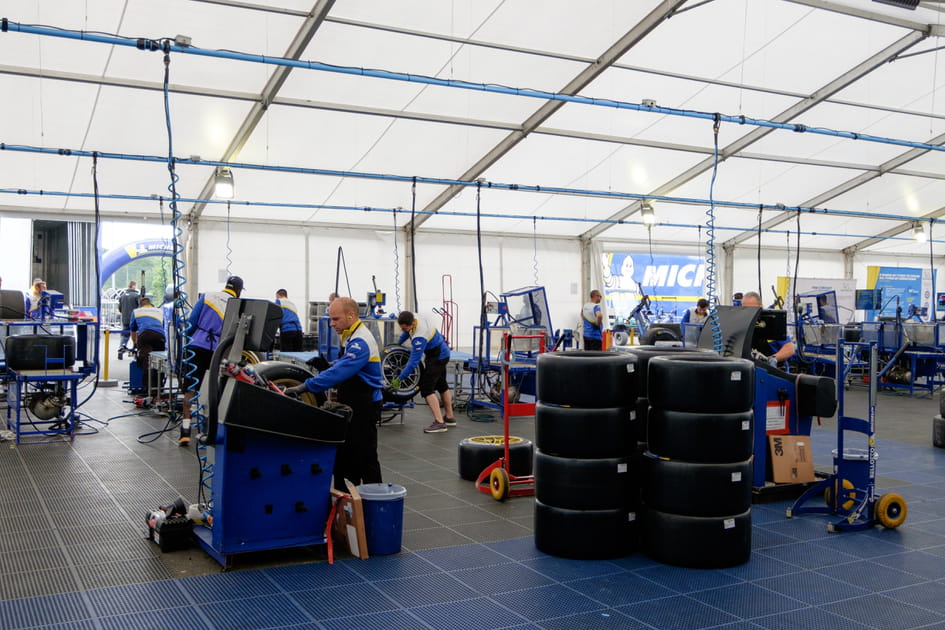 Plong&eacute;e dans les ateliers Michelin