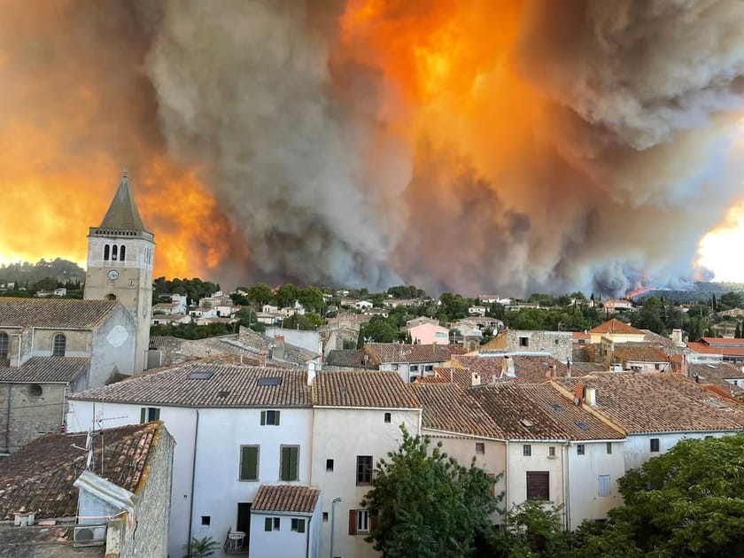 Les habitants de plusieurs communes du d&eacute;partement ont d&ucirc; &ecirc;tre confin&eacute;s ou &eacute;vacu&eacute;s face &agrave; l'approche des flammes