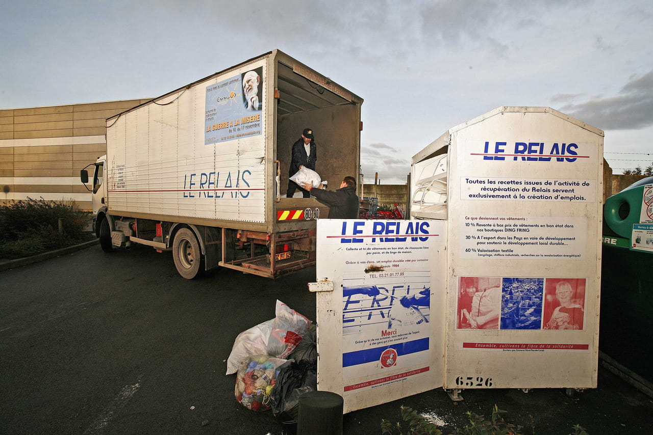 Ne jetez plus vos vêtements dans ces conteneurs présents partout, c'est inutile