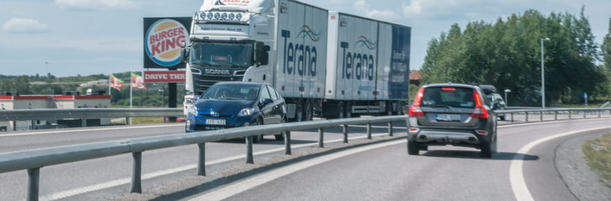 Rh&ocirc;ne. Il roule avec les roues crev&eacute;es sur l'autoroute, la police l'arr&ecirc;te et d&eacute;couvre un pactole &agrave; 550&nbsp;000&nbsp;euros