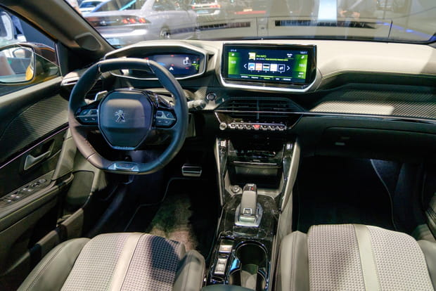 Une planche de bord haut de gamme mais peu lisible pour la 208