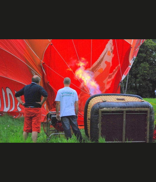 Pr&eacute;paration d'un voyage en montgolfi&egrave;re