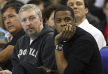 jay-z (à droite) assiste à un match des new jersey nets en 2008 à londres.