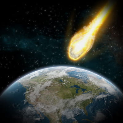 image artistique d'une chute de météorite sur terre.