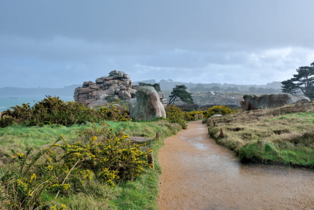 La Côte de granit rose sous la pluie
