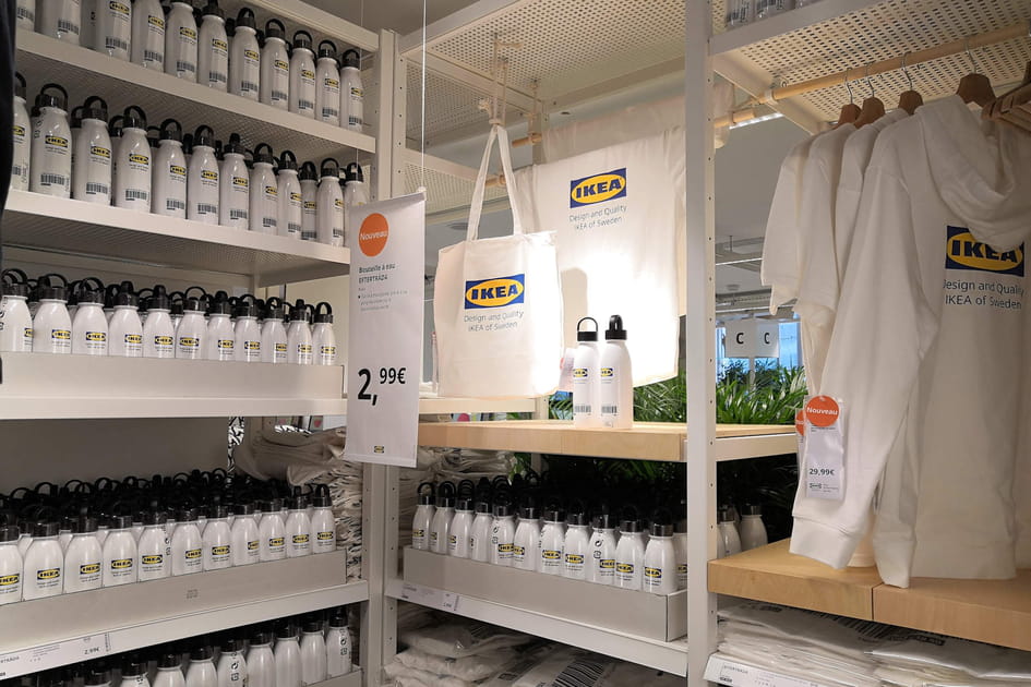 Un coin v&ecirc;tements et accessoires sign&eacute;s Ikea