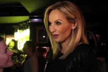 Zapping TV : Adriana Karembeu se plaint de ses seins