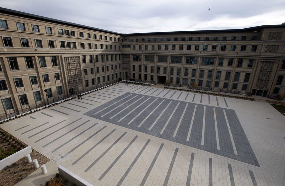 Une cour int&eacute;rieure imposante