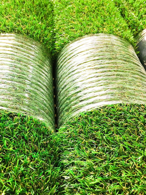 Poser du gazon synth&eacute;tique sur le balcon