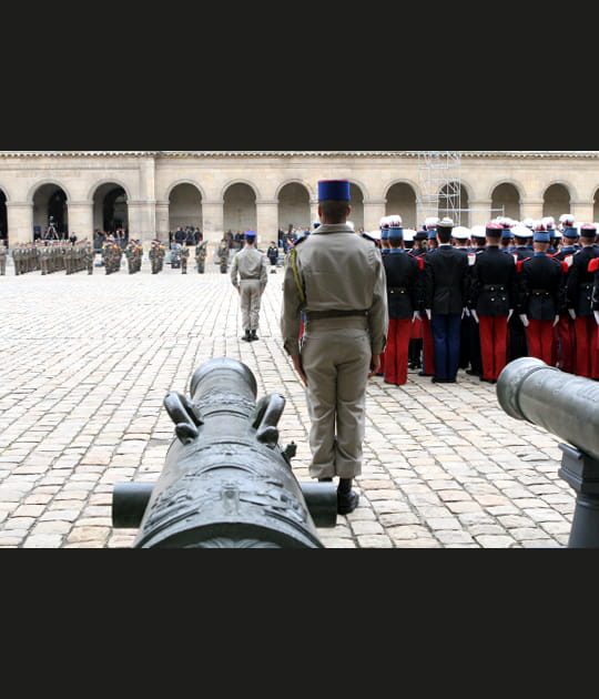 Soldats au garde &agrave; vous