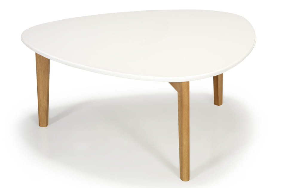 Une table &agrave; trois pieds