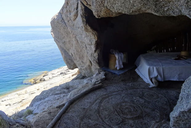 Une grotte en Corse pour une nuit à la belle étoile