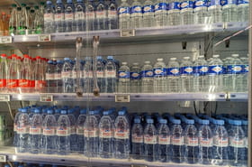 Apr&egrave;s les bouchons attach&eacute;s, les bouteilles en plastique ont encore &eacute;volu&eacute;. Voici ce que les fabricants ont secr&egrave;tement modifi&eacute;