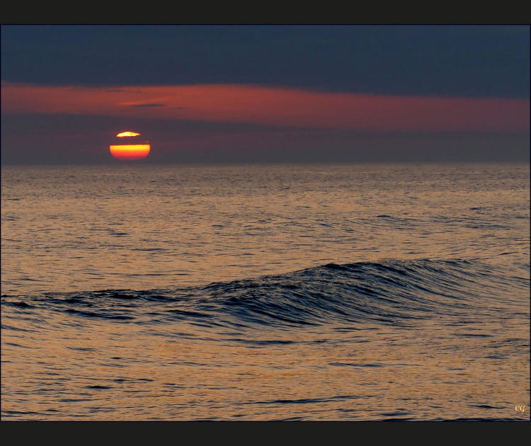 Quand le soleil couchant embrasse la mer calme