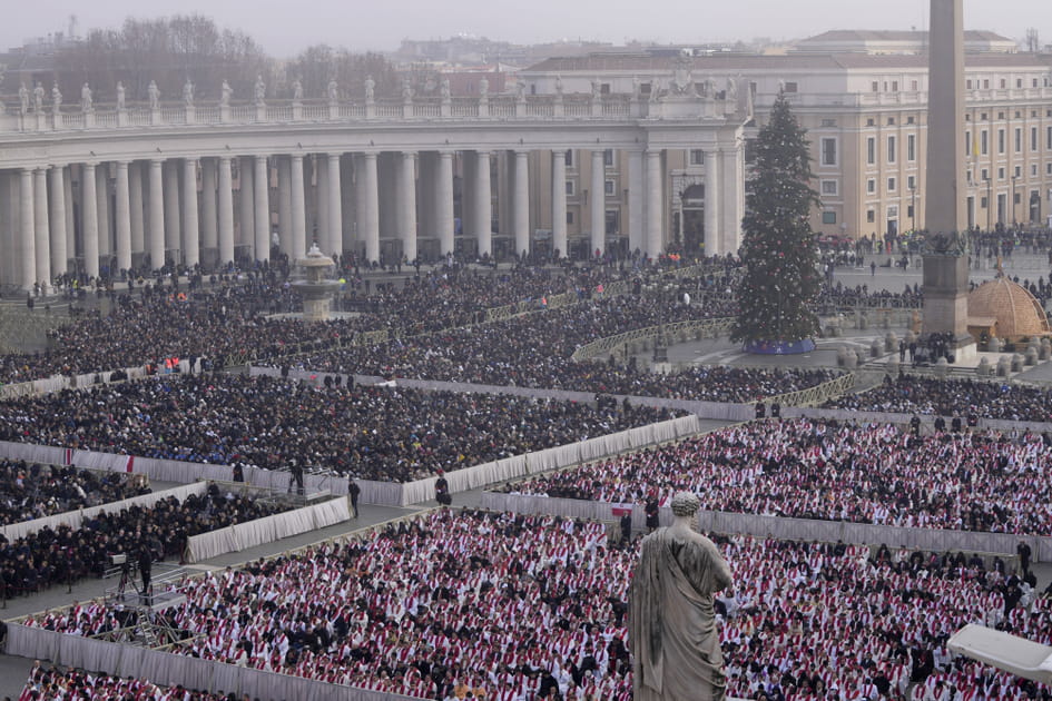 Environ 50&nbsp;000&nbsp;personnes place Saint-Pierre pour les obs&egrave;ques du pape