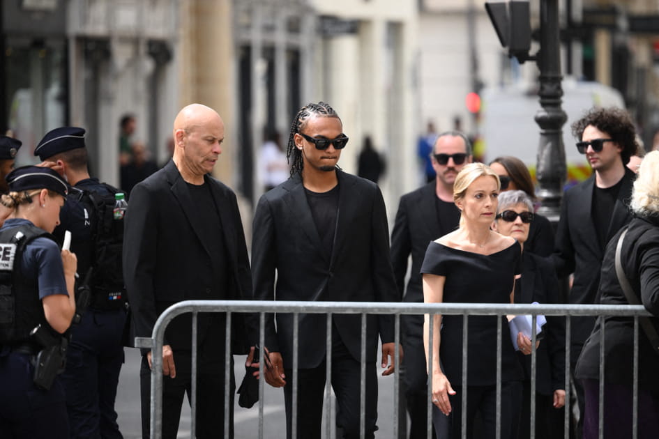 EN IMAGES - Stars et invit&eacute;s se recueillent aux obs&egrave;ques de Thierry Ardisson