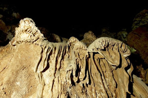 Telles des méduses suspendues à flanc de falaise