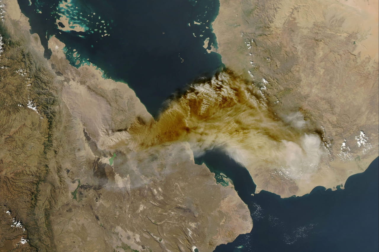 Ce volcan entre en éruption pour la première fois en 10 000 ans, sa cendre relie les continents