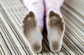 Oubliez le bicarbonate de soude : voici la seule vraie solution pour nettoyer les chaussettes blanches