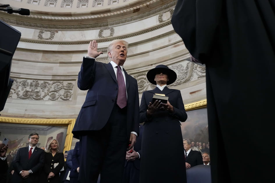 Donald Trump pr&ecirc;te serment, sans poser la main sur la Bible