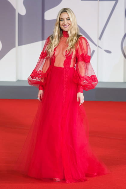 Kate Hudson toute de rouge v&ecirc;tue