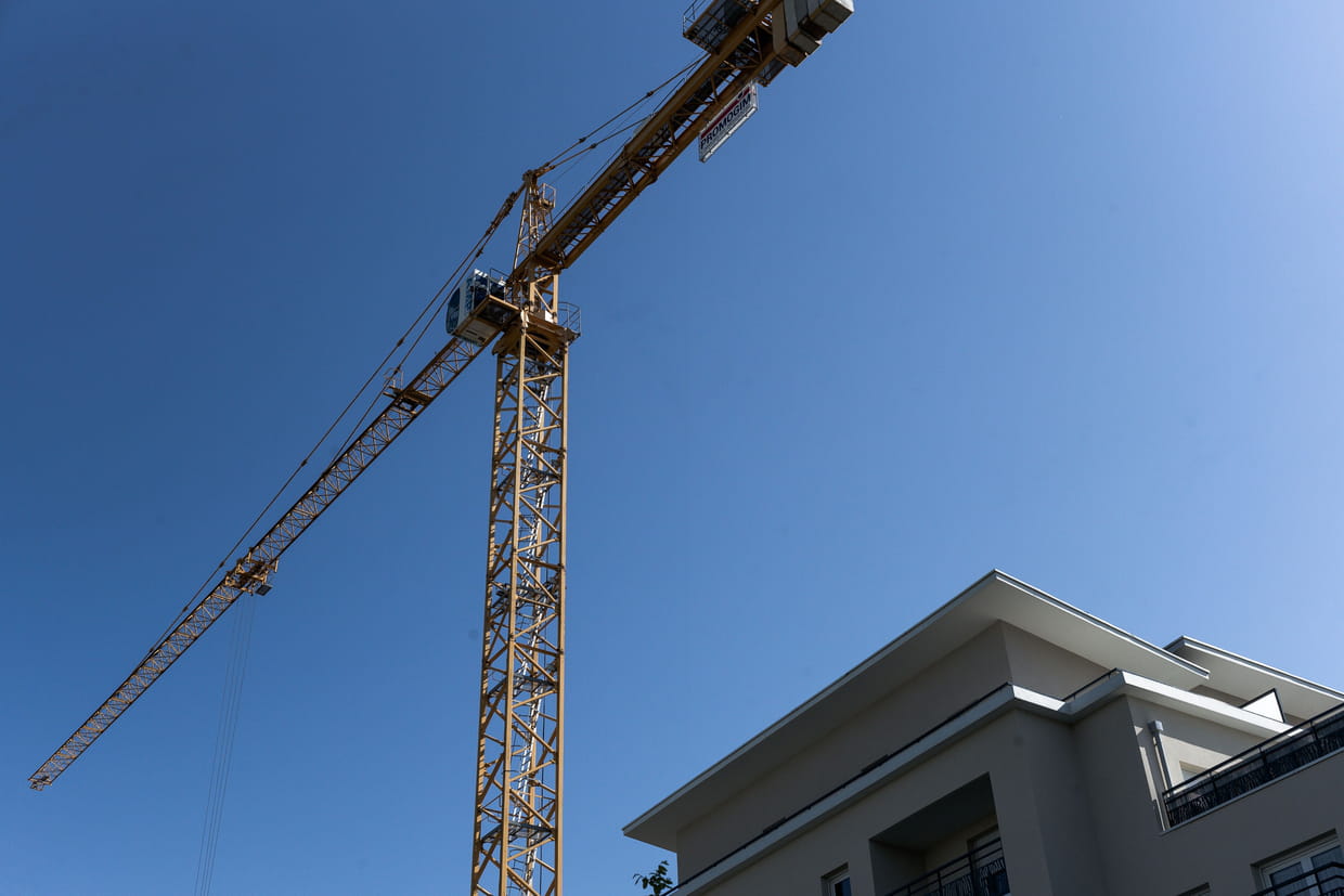 Une grue géante sur le point de s'effondrer — Paris Une grue géante sur le point de s'effondrer — Paris