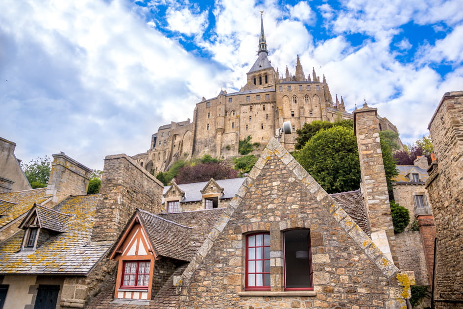 Le Mont-Saint-Michel, un village m&eacute;di&eacute;val prot&eacute;g&eacute; par ses remparts