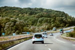 Conduite à l'américaine : quelle est cette nouvelle tendance dangereuse qui déferle sur les routes ?