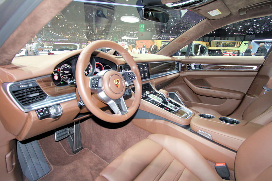 A l'int&eacute;rieur de la Panamera Sport Turismo