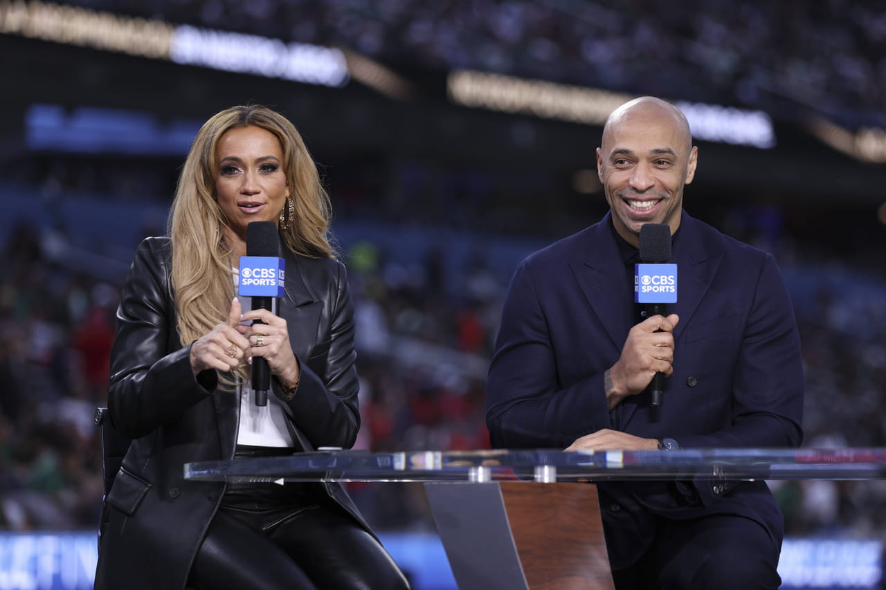 Kate Scott : journaliste vedette, complice de Thierry Henry, fan de ManU... Qui est la présentatrice du Ballon d'or ?