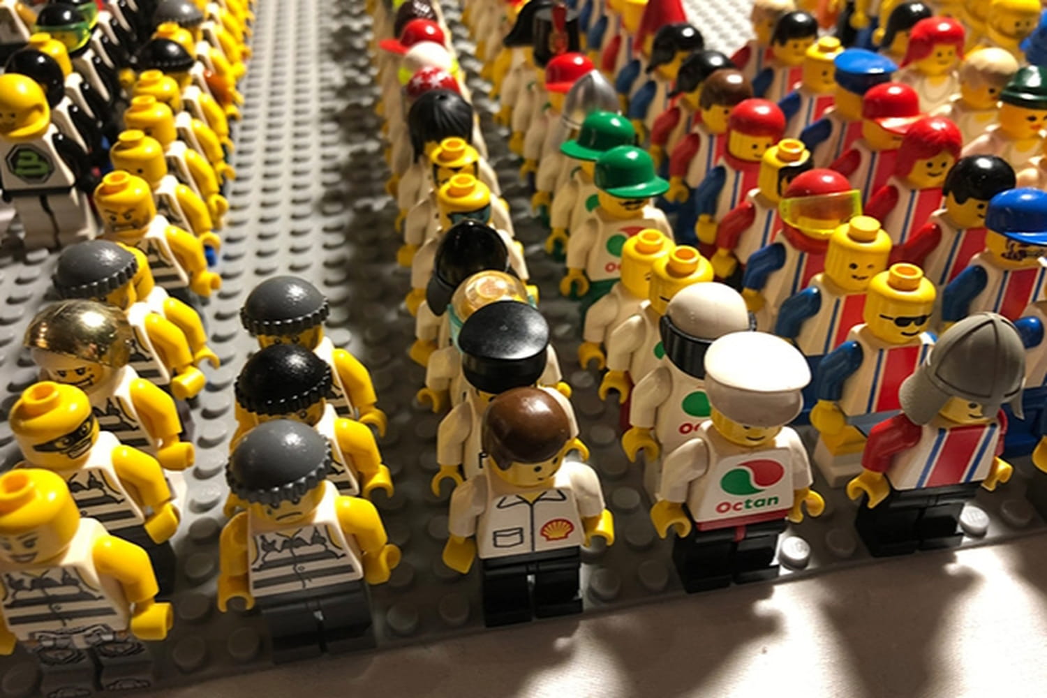 Il possède la plus grande collection de figurines LEGO au monde, il a gagné la plus rare lors d'un tirage au sort