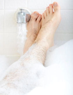 un bon bain ou une douche chaude : parfait pour se réchauffer.