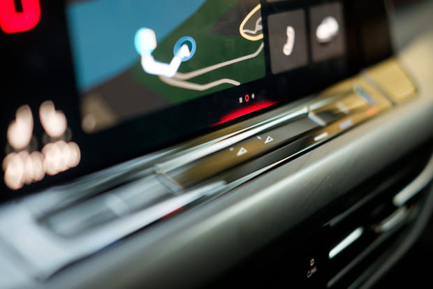 Des commandes tactiles sous l'écran de la Golf 8