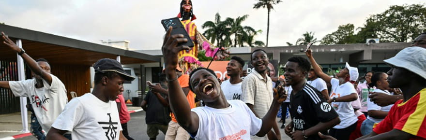 Alassane Ouattara r&eacute;&eacute;lu pr&eacute;sident de la C&ocirc;te d'Ivoire avec un score fleuve