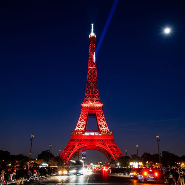 Une dentelle rouge vif