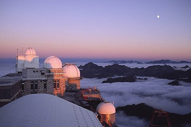 Coucher de soleil sur une mer de nuages