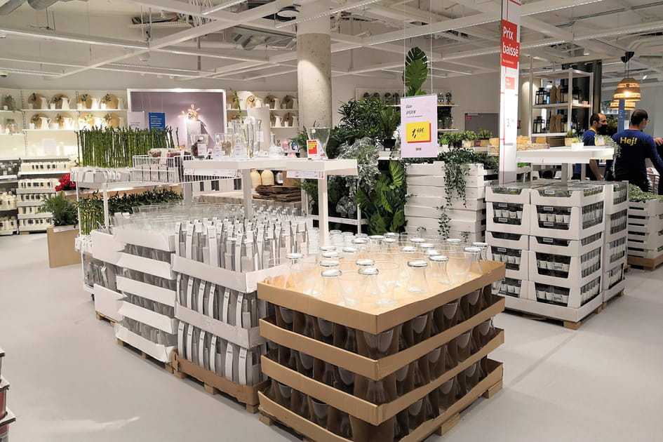 Des fleurs artificielles et des vases
