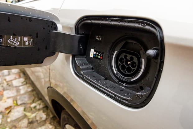 Combien de temps faut-il pour recharger la batterie du DS7 Crossback E-Tense ?