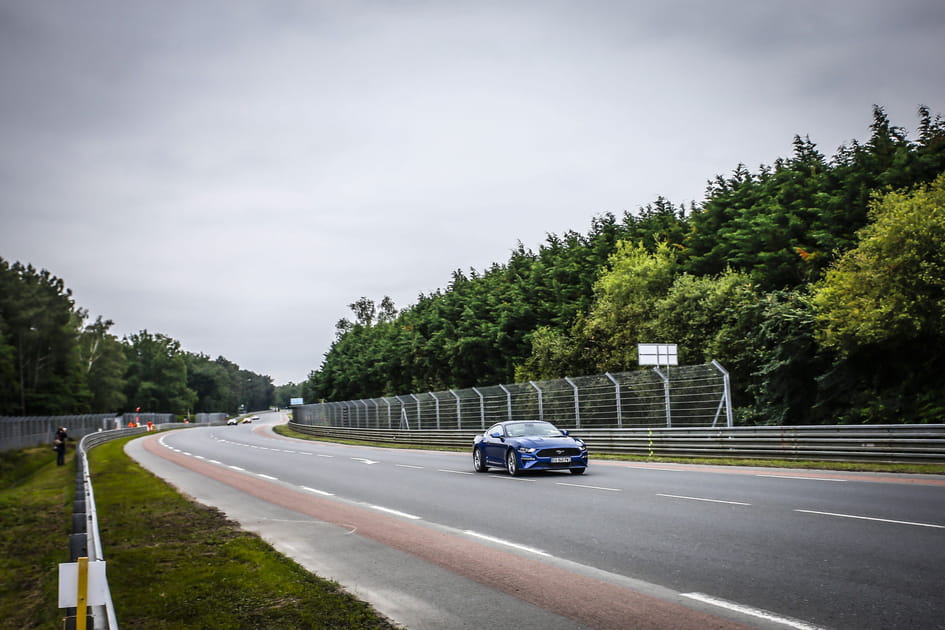 Une Mustang vive &agrave; l'approche des virages Porsche