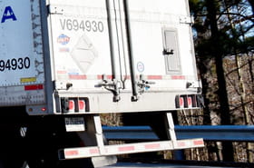 Personne ne le sait&nbsp;: &agrave; quoi sert cette minuscule porte &agrave; l'arri&egrave;re des camions&nbsp;?