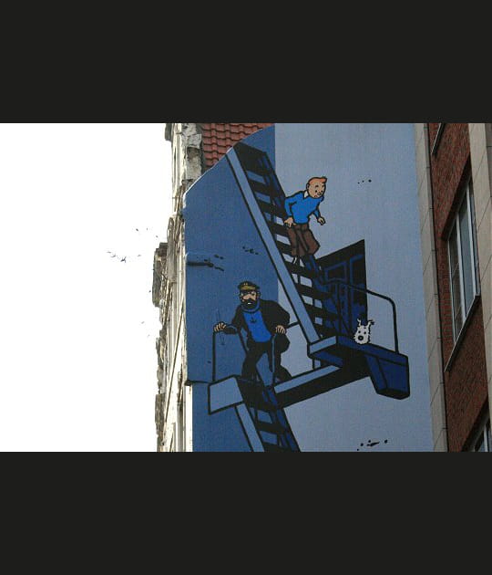 Tintin prend la fuite par l'escalier de secours