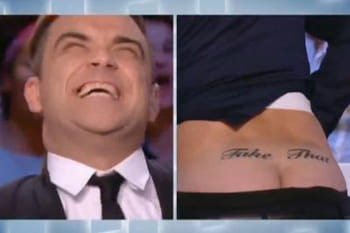 Antoine de Caunes se tatoue le haut des fesses