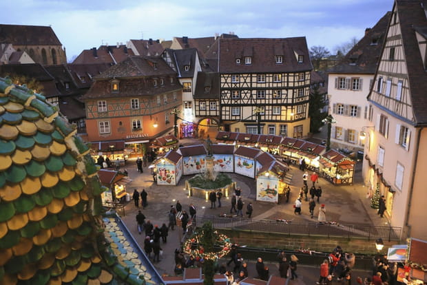 Le marché de Noël de Colmar, profondément ancré dans le folklore alsacien