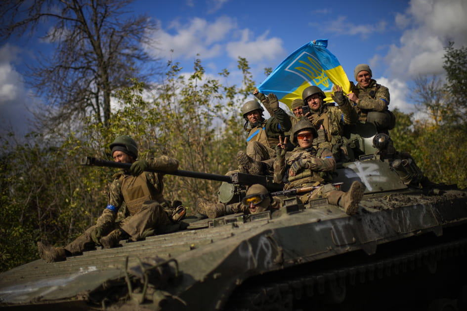 Des soldats ukrainiens victorieux sur un tank
