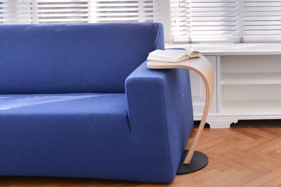 Ajoutez une table d'appoint sur le c&ocirc;t&eacute; du sofa