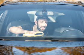 L'erreur que font 90% des automobilistes quand ils nettoient le pare-brise de leur voiture