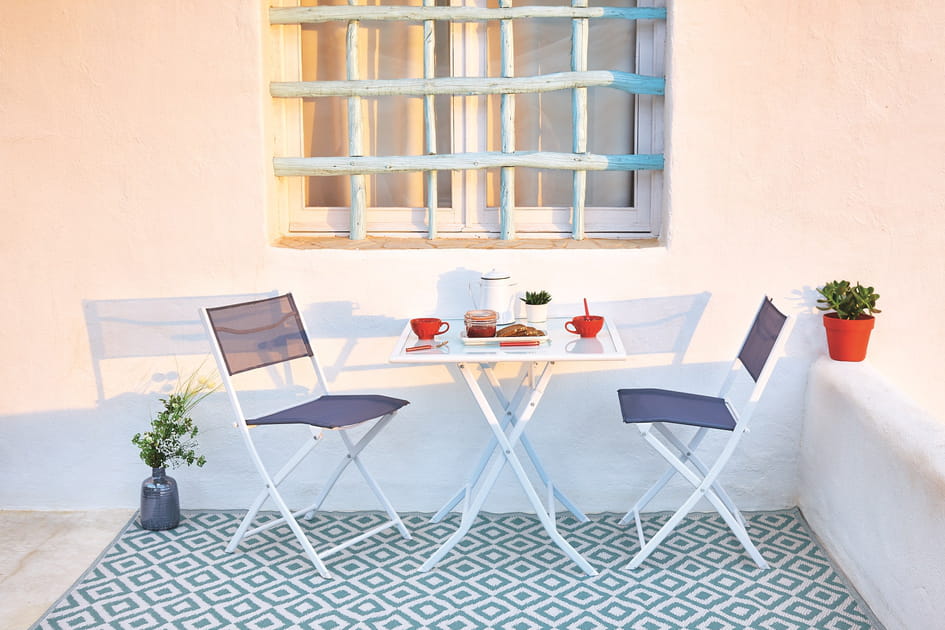 Une table et des chaises pliantes pour les petits espaces