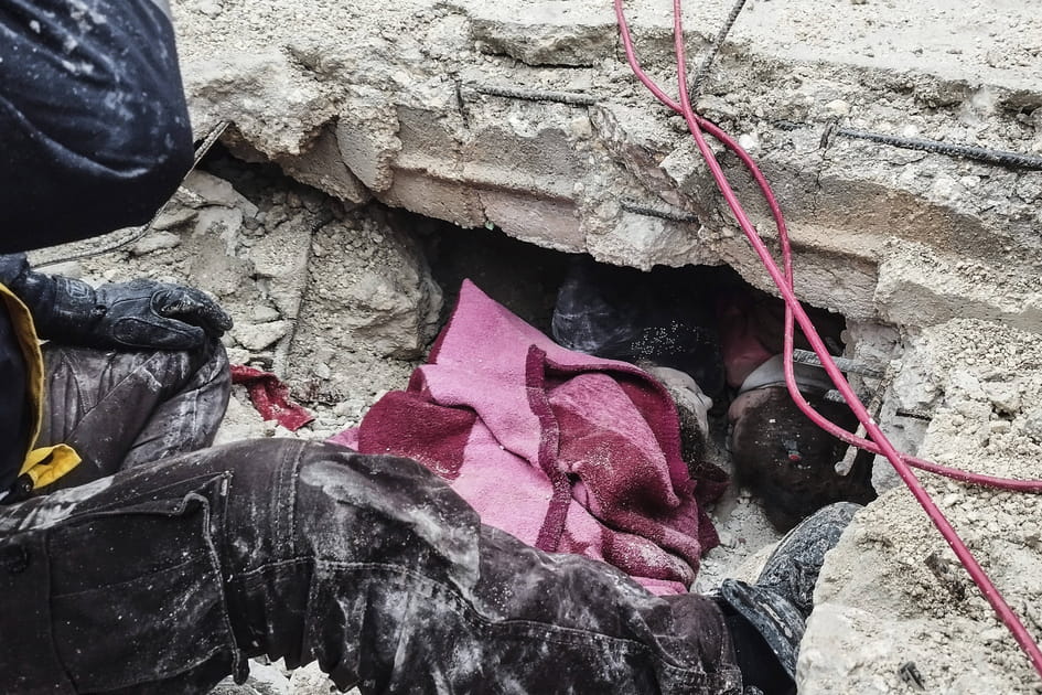 Des centaines de victimes coinc&eacute;es sous les d&eacute;combres