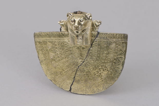 Egide ornée d'une tête de lionne